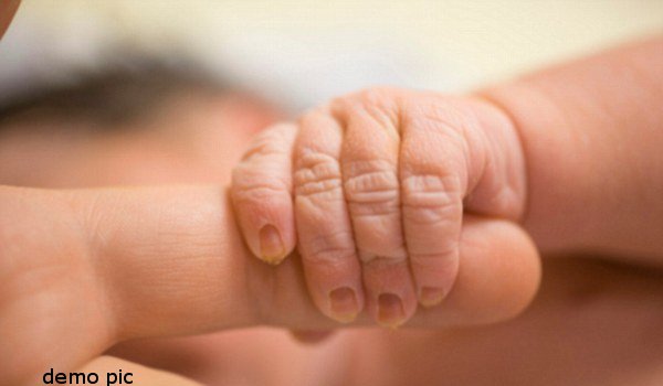 प्रेगनेंट महिला पहुंची किताबों के साथ अस्पताल, डिलीवरी के 2 घंटे बाद दी परीक्षा प्रेगनेंट महिला पहुंची किताबों के साथ अस्पताल, डिलीवरी के 2 घंटे बाद दी परीक्षा