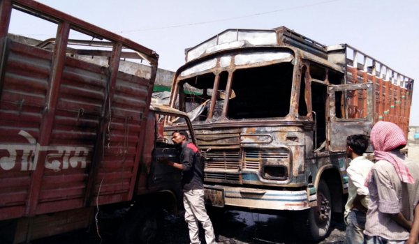 आग में धू-धू कर जल उठे ट्रक, भिड़ंत के बाद हुई घटना