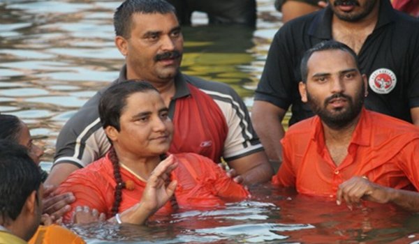 simhasth kumbh 2016 : sadhvi Pragya Singh Thakur takes holy dip in Shipra river