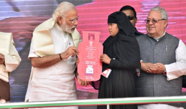 बलिया में नमो अंदाज, भोजपुरी में अभिवादन कर पूर्वांचल के दिल तक पहुंचे मोदी बलिया में नमो अंदाज, भोजपुरी में अभिवादन कर पूर्वांचल के दिल तक पहुंचे मोदी