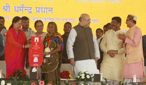 गरीबों की भलाई के लिए काम कर रही है सरकार : अमित शाह गरीबों की भलाई के लिए काम कर रही है सरकार : अमित शाह