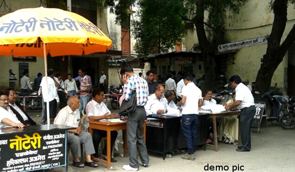 अदालत परिसर में वकीलों के बीच चले लात-मुक्के और चाकू भी निकाला अदालत परिसर में वकीलों के बीच चले लात-मुक्के और चाकू भी निकाला