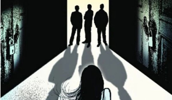 प्रेमी से मिलने गई युवती के साथ गैंगरेप, वीडियो वायरल प्रेमी से मिलने गई युवती के साथ गैंगरेप, वीडियो वायरल