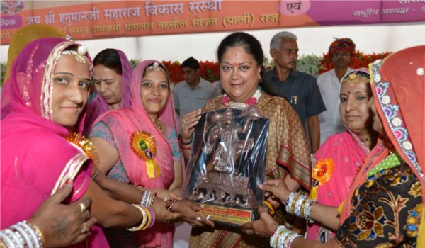 पिछली सरकार ने जनता को वोट बैंक माना, हमने परिवार : राजे पिछली सरकार ने जनता को वोट बैंक माना, हमने परिवार : राजे
