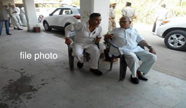 निलंबित कांग्रेसियों को एकतरफा कार्रवाई की चेतावनी निलंबित कांग्रेसियों को एकतरफा कार्रवाई की चेतावनी