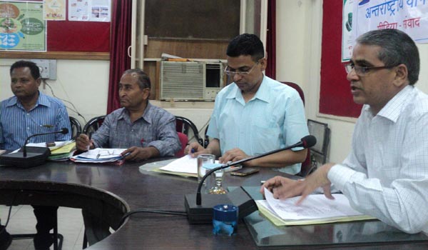 एक लाख लोगों को योग करवाने का लक्ष्यः कलक्टर एक लाख लोगों को योग करवाने का लक्ष्यः कलक्टर