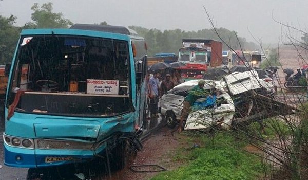 कर्नाटक के कुंदापुर में वैन और बस के बीच टक्कर, 8 बच्चों की मौत कर्नाटक के कुंदापुर में वैन और बस के बीच टक्कर, 8 बच्चों की मौत