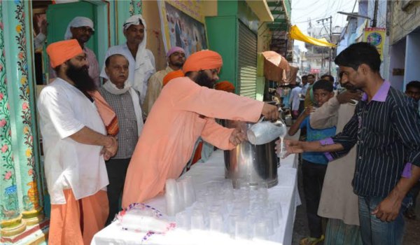सिख धर्म के पांचवें गुरू अर्जुन देव का मना शहीदी दिवस सिख धर्म के पांचवें गुरू अर्जुन देव का मना शहीदी दिवस