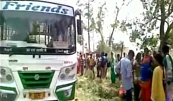 हरियाणा के फतेहाबाद में बस में विस्फोट, 15 लोग घायल हरियाणा के फतेहाबाद में बस में विस्फोट, 15 लोग घायल