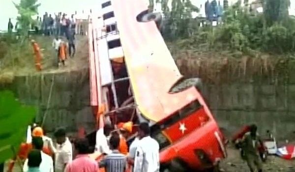 मुंबई-पुणे एक्सप्रेस वे पर भीषण हादसा, 17 की मौत मुंबई-पुणे एक्सप्रेस वे पर भीषण हादसा, 17 की मौत