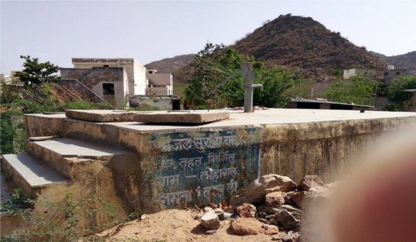 कहां है विकास की गंगा बहाने का दावा करने वाले नेता, जरा लोहागल गांव में आएं कहां है विकास की गंगा बहाने का दावा करने वाले नेता, जरा लोहागल गांव में आएं