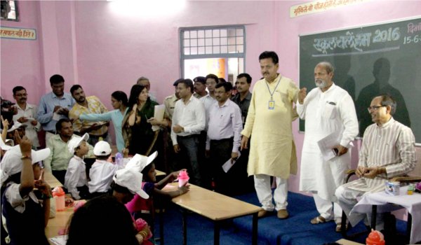 मुख्यमंत्री शिवराज सिंह चौहान ने खुद ली बच्चों की क्लास