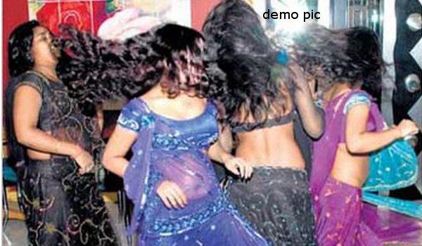 डांस पार्टी के जरिए रईसजादों को फंसा रही युवतियां डांस पार्टी के जरिए रईसजादों को फंसा रही युवतियां
