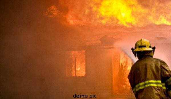 स्कूल यूनिफॉर्म के कारखाने में भीषण आग, लाखों का नुकसान स्कूल यूनिफॉर्म के कारखाने में भीषण आग, लाखों का नुकसान