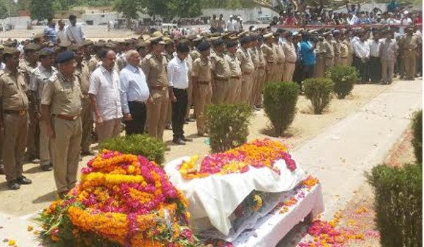 मथुरा : गार्ड आफ आनर में निकलते रहे जवानों के आंसू मथुरा : गार्ड आफ आनर में निकलते रहे जवानों के आंसू