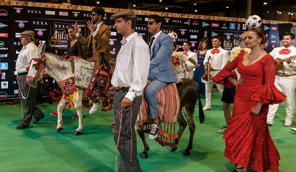 आईफा में गधे पर सवार होकर पहुंचे शाहिद-फरहान आईफा में गधे पर सवार होकर पहुंचे शाहिद-फरहान