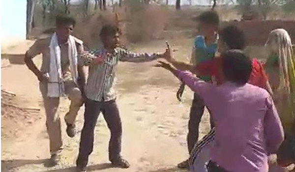निर्दोष को पीटने वाले पुलिसकर्मियों को महिलाओं ने चप्पलों से पीटा, भर्ती निर्दोष को पीटने वाले पुलिसकर्मियों को महिलाओं ने चप्पलों से पीटा, भर्ती