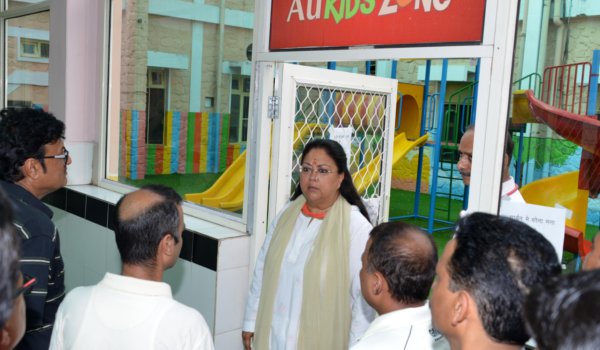 दुष्कर्म पीडित दो मासूमों से मिलने अस्पताल पहुंची सीएम राजे दुष्कर्म पीडित दो मासूमों से मिलने अस्पताल पहुंची सीएम राजे