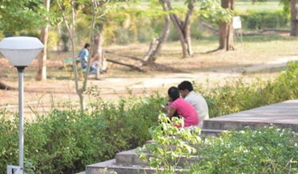 पार्कों में बढ़ रही अश्लीलता, जेब गर्म करने पर गेटकीपर करते हैं रखवाली पार्कों में बढ़ रही अश्लीलता, जेब गर्म करने पर गेटकीपर करते हैं रखवाली
