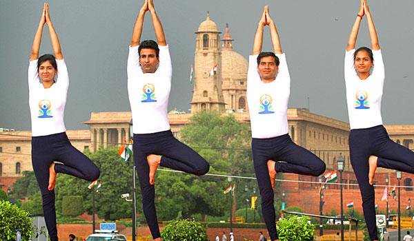 इंटरनेशनल योग दिवस : इस बार खादी के डिजाइनर ट्रेक सूट, चटाई भी भारतीय