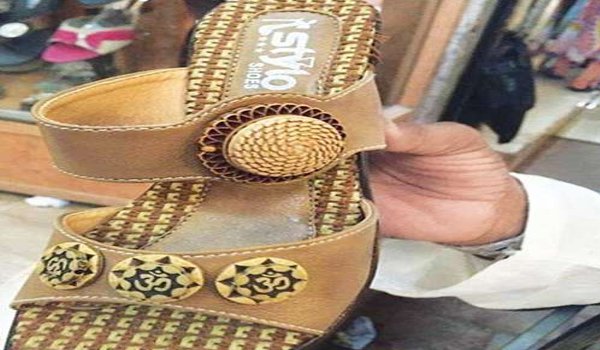 पाकिस्तान में ओम की डिजाइन वाले जूते बेचने वाला अरेस्ट