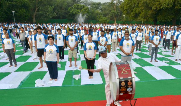 स्वस्थ और तन्दुरुस्त रहने के लिए योग अपनाएं : राष्ट्रपति