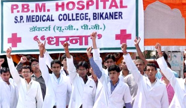 सरकार झुकी पर रेजीडेंट हड़ताल नहीं टूटी सरकार झुकी पर रेजीडेंट हड़ताल नहीं टूटी