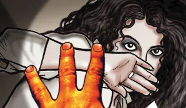 नाबालिग बच्ची से 10 घंटे पूछताछ करने वाला सब-इंस्पेक्टर सस्पेंड नाबालिग बच्ची से 10 घंटे पूछताछ करने वाला सब-इंस्पेक्टर सस्पेंड