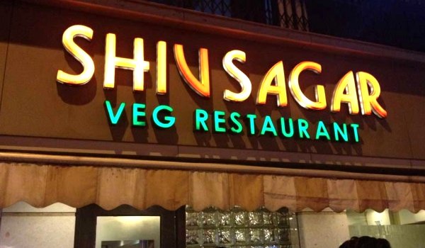 रेस्टोरेंट ने किया था खाना देने से इनकार : रिपोर्ट रेस्टोरेंट ने किया था खाना देने से इनकार : रिपोर्ट