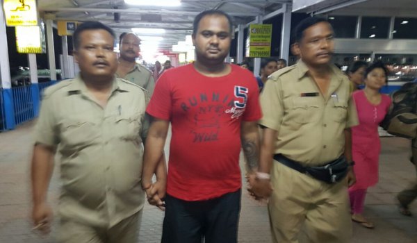 सैकडों लडकियों की लाइफ बर्बाद करने वाला सेक्स रैकट का सरगना पुलिस के हत्थे चढा सैकडों लडकियों की लाइफ बर्बाद करने वाला सेक्स रैकट का सरगना पुलिस के हत्थे चढा
