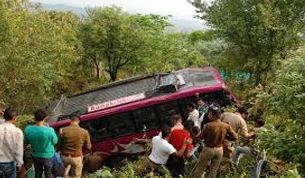 सोलन जिले में हादसा : निजी बस खाई में गिरी, 4 मरे