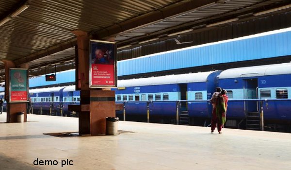 गुजरात मेल में सीट के लिए आपस में लड़ पड़ीं महिला यात्री गुजरात मेल में सीट के लिए आपस में लड़ पड़ीं महिला यात्री