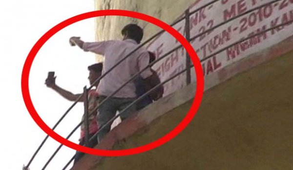 इस तरह जान जोखिम में डाल रही सेल्फी की मदहोशी इस तरह जान जोखिम में डाल रही सेल्फी की मदहोशी