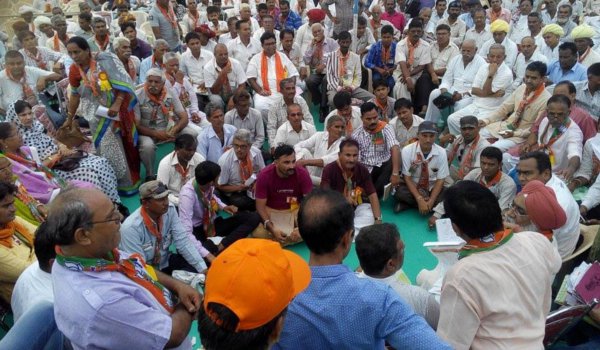 आबूरोड पालिकाध्यक्ष और पार्षदों में तू-तू मैं-मैं आबूरोड पालिकाध्यक्ष और पार्षदों में तू-तू मैं-मैं