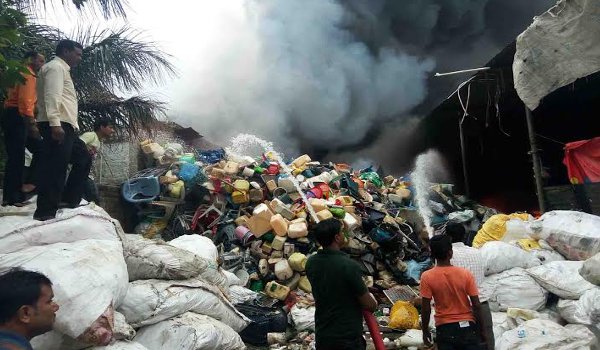 उज्जैन : प्लास्टिक फैक्ट्री में लगी भीषण आग, लाखों का नुकसान