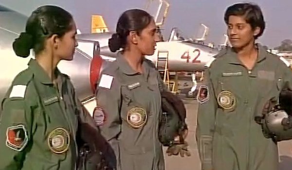 वायुसेना के लिए ऐतिहासिक दिन, लड़ाकू बेड़े में शामिल हुई तीन महिला पायलट