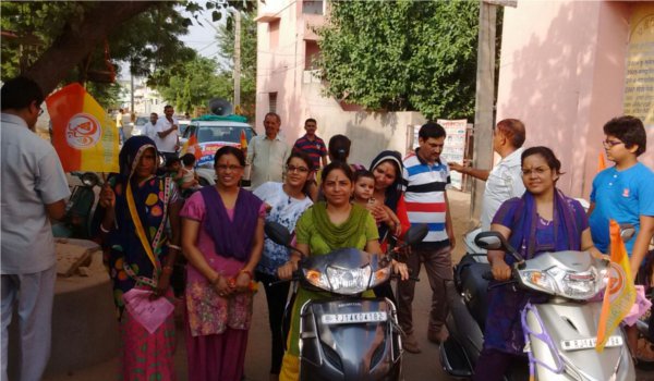योग के प्रति अलख जगाने निकली सेवा भारती की महिला कार्यकर्ता योग के प्रति अलख जगाने निकली सेवा भारती की महिला कार्यकर्ता