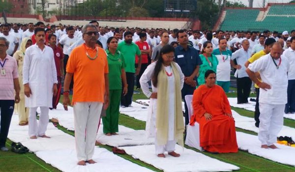 उमा भारती और राजे समेत 30,000 से अधिक लोगों ने किया योगाभ्यास
