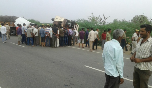 Busrolled down after collision of trola near veravilpur in sirohi district