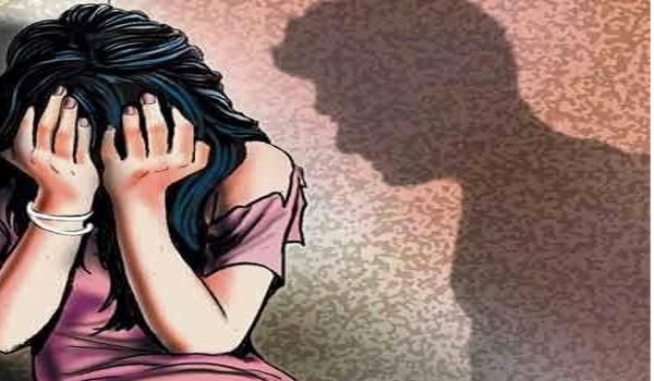 10 साल की बच्ची के साथ अश्लील हरकतें, पुलिस ने बदमाश को दबोचा