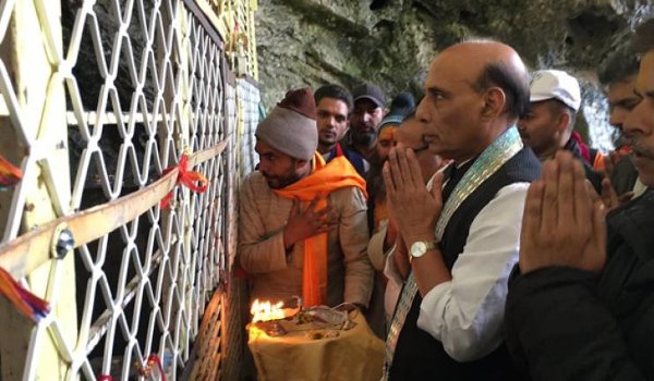 केंद्रीय गृह मंत्री राजनाथ सिंह ने किए बाबा बर्फानी के पवित्र दर्शन