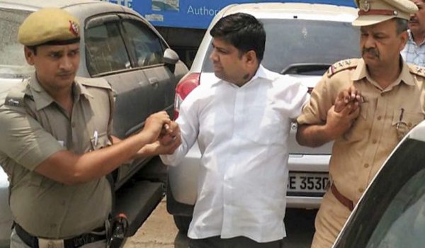 आप एमएलए अमानतुल्ला खान अरेस्ट, समर्थकों ने घेरा थाना आप एमएलए अमानतुल्ला खान अरेस्ट, समर्थकों ने घेरा थाना