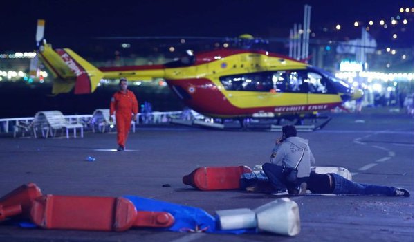 फ्रांस में बेस्टाइल डे मना रहे लोगों को ट्रक से रौंदा, 80 की मौत फ्रांस में बेस्टाइल डे मना रहे लोगों को ट्रक से रौंदा, 80 की मौत