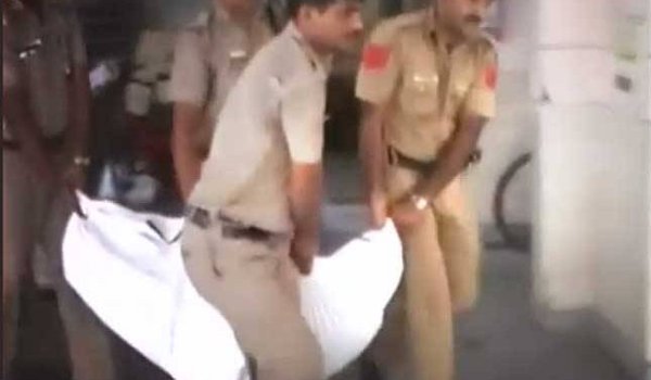 पत्नी-बेटी के अंतिम संस्कार के लिए बंसल को दो दिन की जमानत पत्नी-बेटी के अंतिम संस्कार के लिए बंसल को दो दिन की जमानत