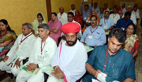 सीएम का सीईओ स्टाइल, मांगने से पहले ही पूछा किया क्या