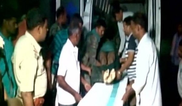 औरंगाबाद नक्सली हमले में 10 सीआरपीएफ जवानों की मौत, राजनाथ ने की नीतीश से बात औरंगाबाद नक्सली हमले में 10 सीआरपीएफ जवानों की मौत, राजनाथ ने की नीतीश से बात