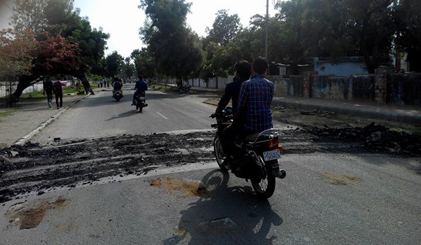 लोक अदालत में सुनवाई के बाद तोड़े कलक्टर बंगले के सामने के ब्रेकर्स लोक अदालत में सुनवाई के बाद तोड़े कलक्टर बंगले के सामने के ब्रेकर्स