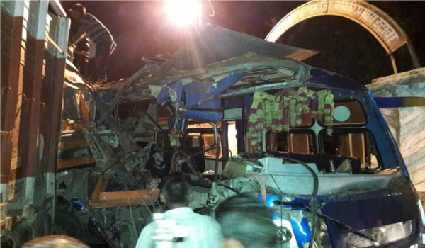 भिण्ड : इटावा में ट्रक से टकराई यात्री बस, छह की मौत, 36 घायल