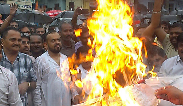 मुख्यमंत्री की सिरोही में मौजूदगी के दौरान कांग्रेस ने लगाई बारिश में आग मुख्यमंत्री की सिरोही में मौजूदगी के दौरान कांग्रेस ने लगाई बारिश में आग