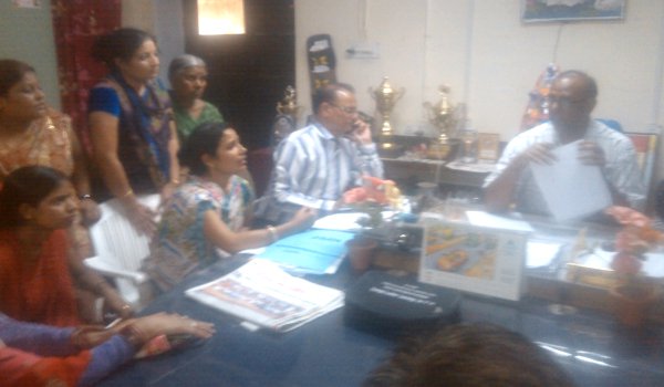 प्रशासन तक पहुंची डीबीएन स्कूल की शिकायत, सडक पर उतरे पेरेन्ट्स प्रशासन तक पहुंची डीबीएन स्कूल की शिकायत, सडक पर उतरे पेरेन्ट्स